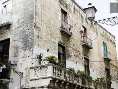 La romantica balconata in pietra di palazzo Zeuli che si affaccia su strada dei Gesuiti